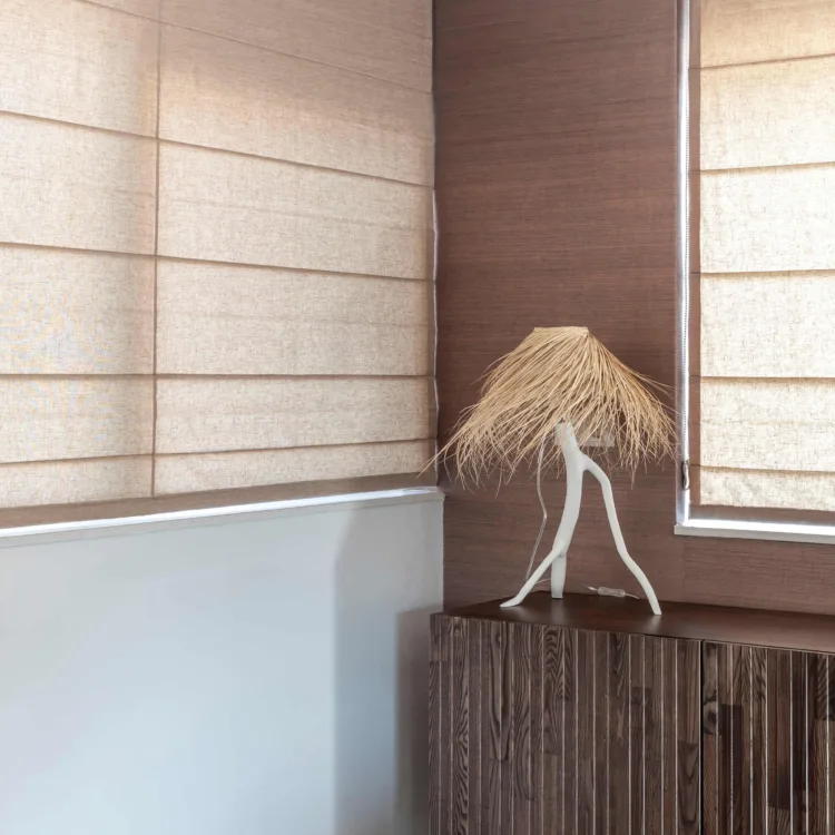 Scandinavische raambekleding in een lichte woonkamer