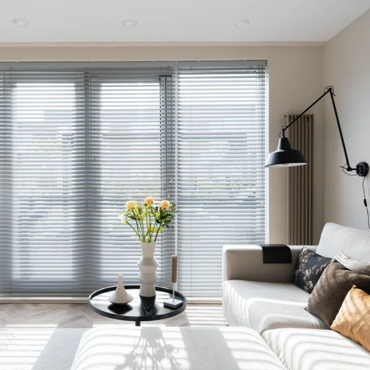 Aluminium jaloezieën in een industrieel interieur