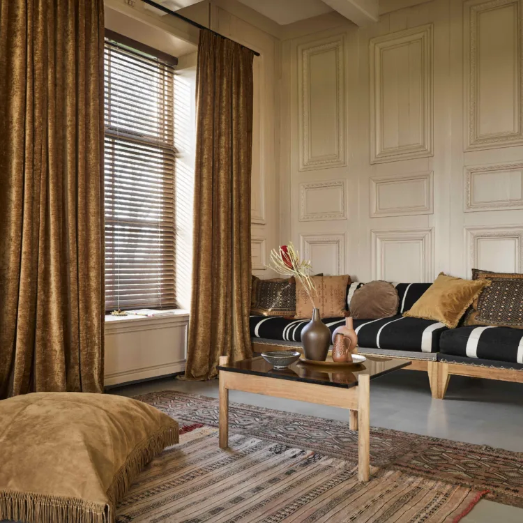 Velvet gordijnen in een hotel chique interieur