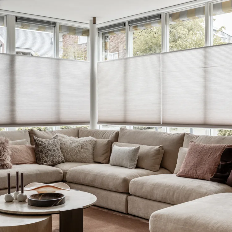 Luxaflex Duette shades 0536 als voorraam in een lichte woonkamer met zithoek