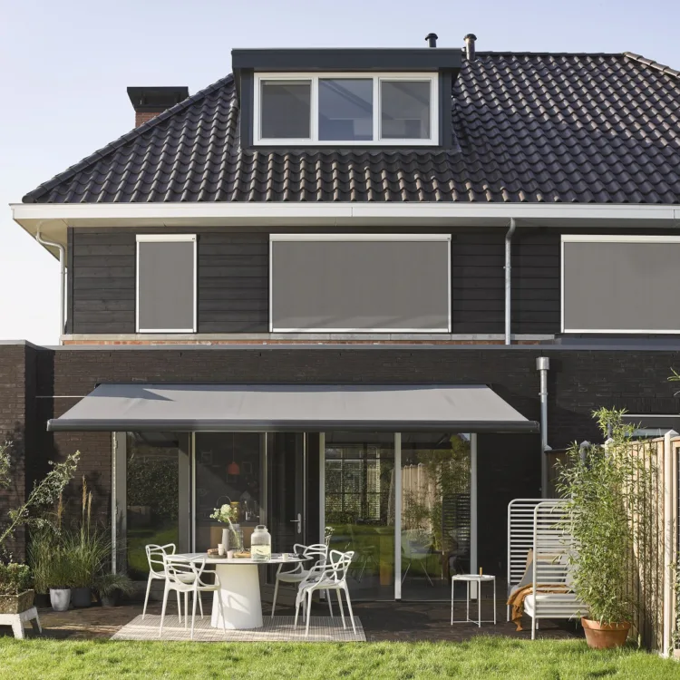 Buitenzonwering: knikarmscherm en screens voor een koel huis in de zomer
