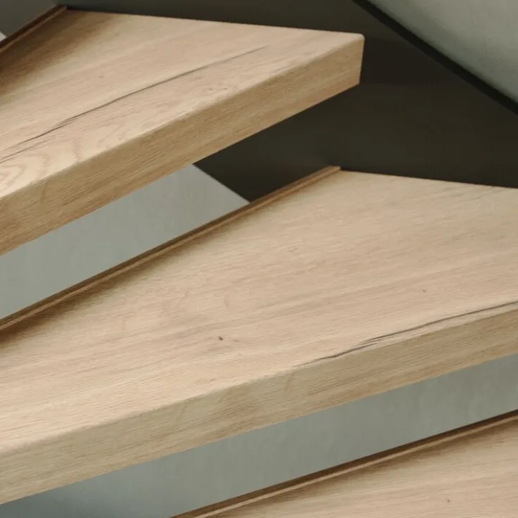 Open trap met licht laminaat en strakke afwerking