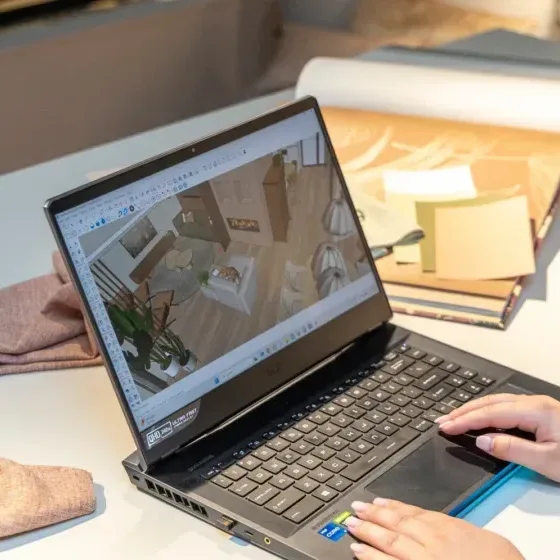Werken op laptop interieurzaak